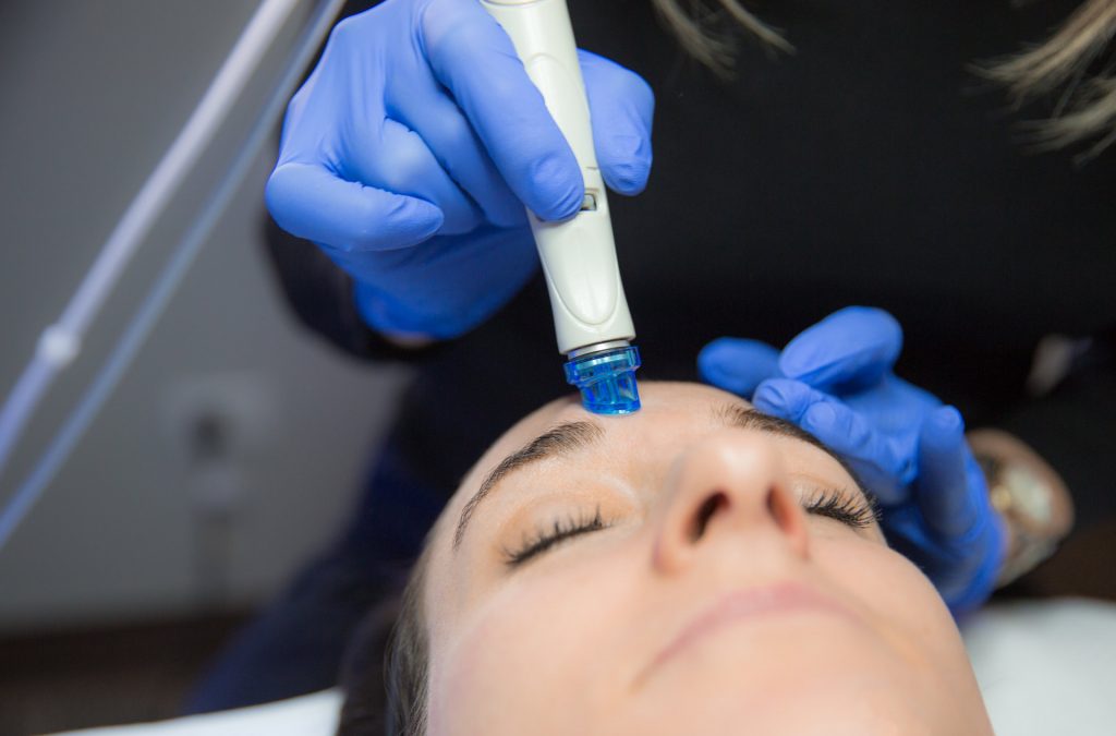 aesthetician at dejavu med spa providing a patient with a hydrafacial md lone tree